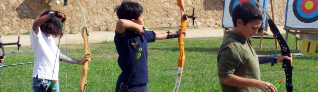  crianças praticando tiro com arco